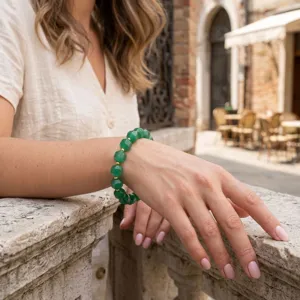 Mooie groene halfedelstenen kralenarmband met gouden spacerkralen voor polsdetail.