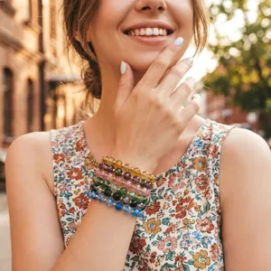 Mehrschichtiges facettiertes Kristallarmband mit goldenen Perlen, stilvoller Schmuck.
