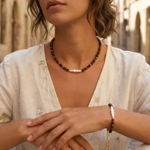 Gros plan détaillé de l'ensemble collier et bracelet en perles plates d'œil de tigre.