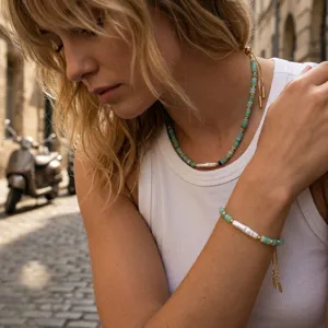 Gros plan détaillé de collier et bracelet en perles de gemme et perle baroque.