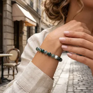 Detail van de groene gefacetteerde edelsteenkralenarmband, elegant elastisch sieraad.
