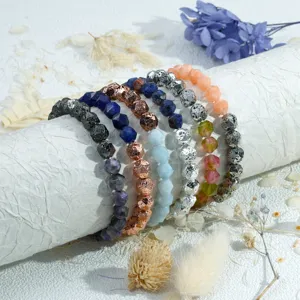 Detail van kleurrijke gefacetteerde edelsteen armbanden met glanzende vulkanische stenen.