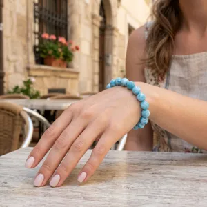 Gedetailleerd overzicht van een retro lichtblauwe kraal stretch armband, ideaal.