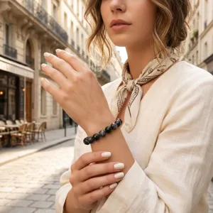 Close-up van de gefacetteerde edelstenen kralenarmband om de pols, elegante retrostijl.