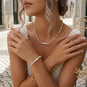 Élégant ensemble de collier et bracelet en perles fait main avec des perles baroques.