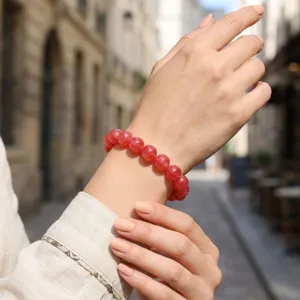Detail van de retro rode kralen stretch armband, perfect voor dagelijks gebruik en vakantie.