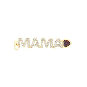 Détail pendentif lettre MAMA plaqué or avec zircons et cœur rouge pour bijoux DIY faits main.