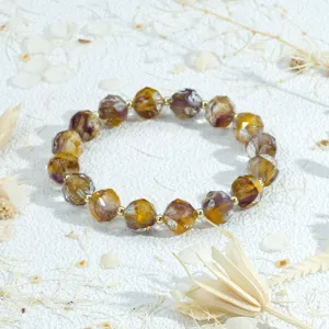 Facettiertes Kristallglas Perlenarmband mit vergoldeten Akzenten, elegante Detailansicht.