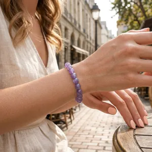 Close-up van de elegante natuurlijke paarse kristallen kralenarmband in retrostijl.