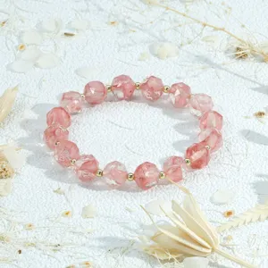 Detailansicht des rosa facettierten Kristallglas-Perlenarmbands mit goldenen Abstandsperlen.