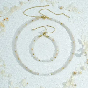 Vue détaillée de l'ensemble collier et bracelet de perles rétro avec perles plates et baroques.