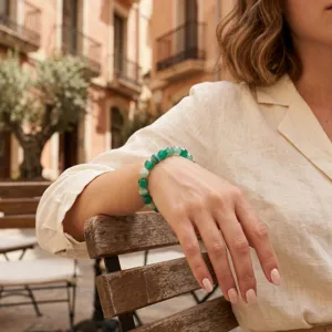 Gedetailleerd shot van een groene gefacetteerde edelsteen kralenarmband om de pols, chic.