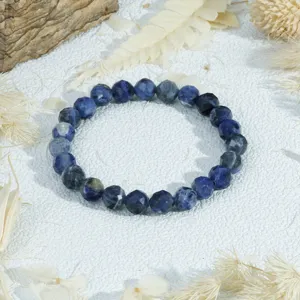 Close-up van gefacetteerde sodaliet kralen armband, elegant elastisch edelsteen sieraden detail