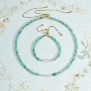 Vue rapprochée du set de bijoux en perles faits main avec perle baroque et chaîne réglable.