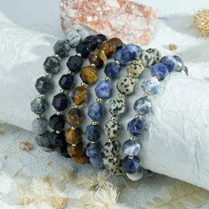 Gedetailleerd aanzicht van facet geslepen halfedelstenen kralenarmband, kleurrijke sieraden set.