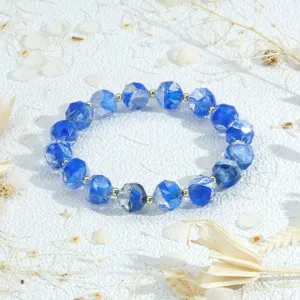 Detailansicht des blauen facettierten Kristallarmbands mit funkelnden Perlen und goldenen Akzenten.
