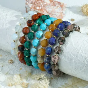 Gedetailleerde close-up van kleurrijke gefacetteerde edelsteen kralen armbanden met natuurstenen.
