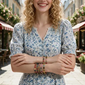 Detailopname van kleurrijke toermalijn kralenarmbanden in meerdere laagjes gedragen om de pols op straat.