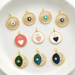 Primer plano detallado de dijes dorados de mal de ojo y corazón para joyería DIY.