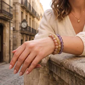Gedetailleerd overzicht van kleurrijke kristallen kralenarmbanden elegant gedragen om de pols.