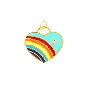 Primer plano detallado del colgante de corazón de esmalte bañado en oro con diseño de arco iris.