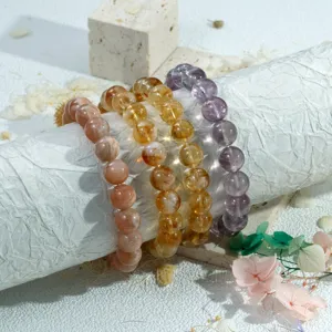 Gedetailleerde close-up van kleurrijke natuurlijke kristallen kralenarmbanden met textuur.