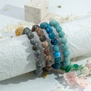 Close-up opname van kleurrijke natuurstenen kralenarmbanden met prachtige textuur en glans.