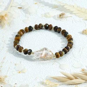 Gedetailleerd close-up uitzicht van de onregelmatige kristal en tijgerogen armband.