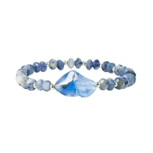Blauwe kristalglas onregelmatige middensteen kraal stretch armband met gouden spacers.