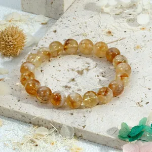 Gedetailleerd opname van natuurlijke citrien kristal kralen armband, edelsteen sieraden.