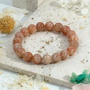 Detail van natuursteen kristal kraal armband met warme oranje zonnekwarts edelsteen.