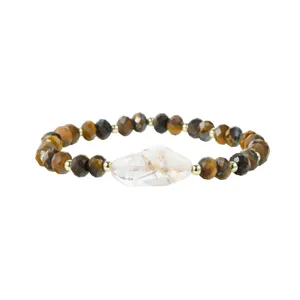 Detailopname van onregelmatige kristallen armband met gefacetteerde kralen en gouden ringen.
