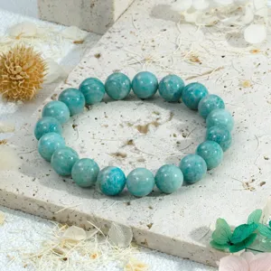 Detail van de natuurstenen kralenarmband met gladde textuur en levendige kleurtinten.