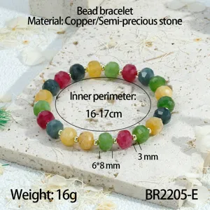 Multicolor edelsteenkralen armband met koperen accenten, elegant modieus sieradenitem.