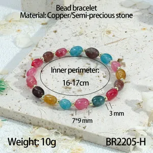 Gedetailleerd weergave van de kleurrijke edelsteenkralen armband met gouden kralen details.