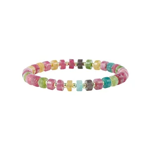 Detail van meerkleurige toermalijn edelsteen kralen armband met kleine goudkleurige afstandhouders.