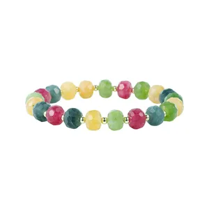 Detailopname van de kleurrijke gefacetteerde toermalijn kralen armband met gouden accenten.