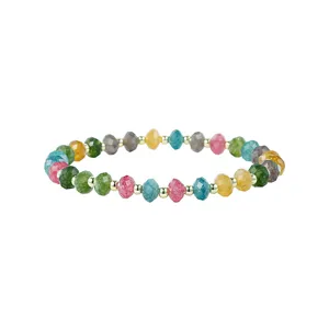 Gedetailleerd overzicht van de kleurrijke toermalijn kralenarmband met metalen spacers.