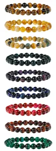 Detailopname van negen kleurrijke tijgenoog kralenarmbanden in diverse edelsteentinten.