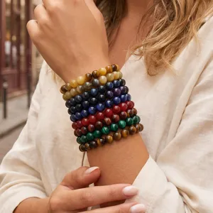 Kleurrijke edelsteen kraal armband stapel, retro meerlaagse tijgerogen detail sieraden.