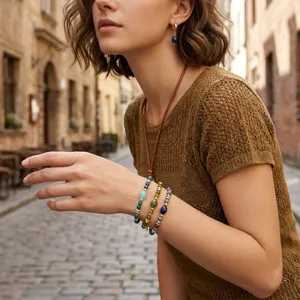 Vista detallada del conjunto de pulsera de cuentas coloridas y pendientes estilo retro.