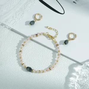 Conjunto de pulsera y pendientes de estilo chino retro con cuentas rosas y detalles metálicos.