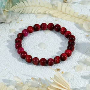 Rode tijgeroog edelsteen armband detail close-up, natuurlijke halfedelsteen kralen sieraden