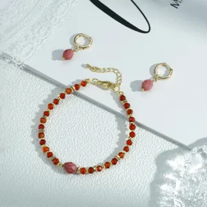 Vista detallada del brazalete de cuentas rojas de estilo chino retro y juego de pendientes.