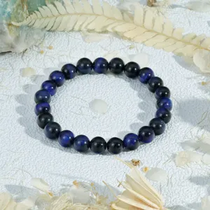 Detailweergave armband van blauwe tijgeroog kralen, natuurlijke edelsteen sieraden voor dagelijks.
