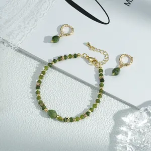 Conjunto de pulsera y pendientes de cuentas verdes estilo chino vintage con detalles.