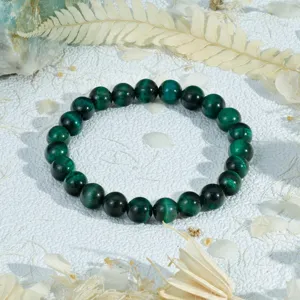 Gedetailleerd overzicht van groene tijgeroog edelsteen kralen armband, elegant natuursteen sieraad.