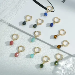 Conjunto de pendientes de aro con piedras preciosas coloridas, diseño elegante de metal dorado con cristales.