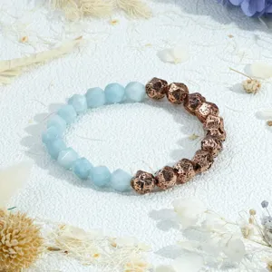 Detailweergave van de tweekleurige facetgeslepen stenen en vergulde vulkanische armband.