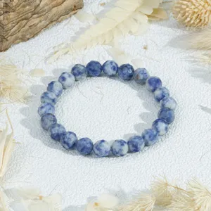 Gedetailleerd opname van de blauwe lapis lazuli gefacetteerde kralenarmband, elegant ontwerp.
